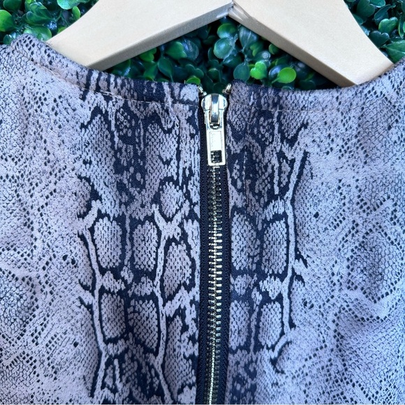 Snake print shoulder pad bodysuit nwt - Picture 5 of 6